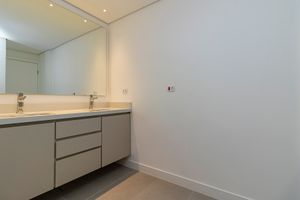 Image 13 - 883248