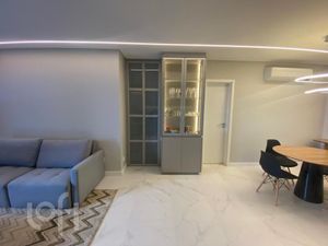 Image 4 - 883272