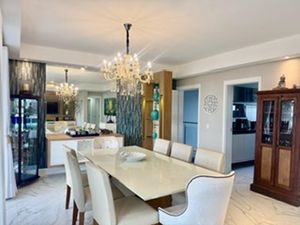 Image 13 - 883300