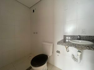 Image 11 - 883305