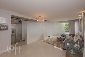 Image 17 - 883312