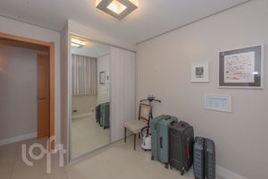 Image 10 - 883312