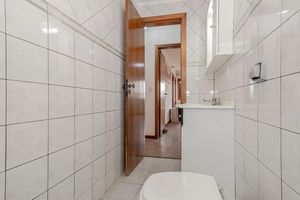 Image 17 - 883402