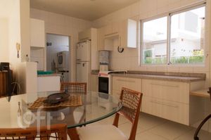 Image 8 - 883405