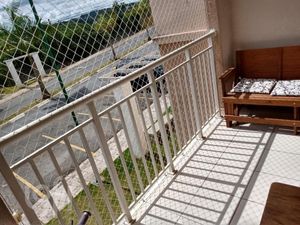 Image 28 - 883452