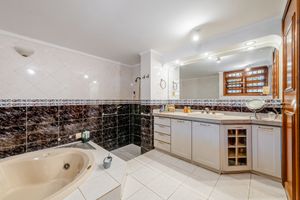 Image 33 - 883482