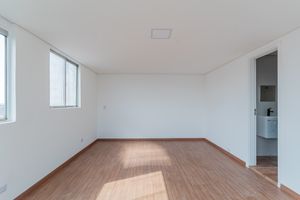 Image 12 - 883520