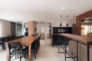 Image 23 - 883526