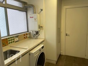 Image 11 - 883539