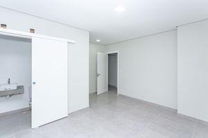 Image 18 - 883542