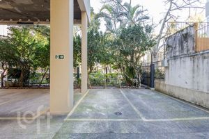Image 20 - 883551