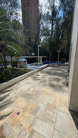 Image 21 - 883566