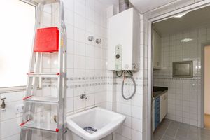 Image 18 - 883569