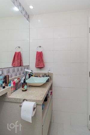 Image 19 - 883572