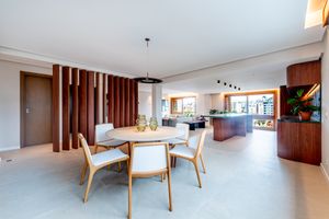 Image 9 - 883608
