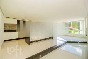 Image 11 - 883622