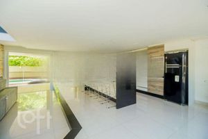 Image 29 - 883622