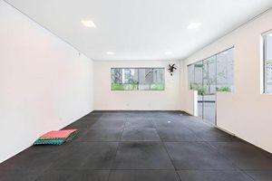 Image 19 - 883640