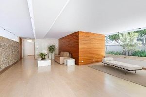 Image 21 - 883640