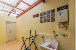 Image 11 - 883642
