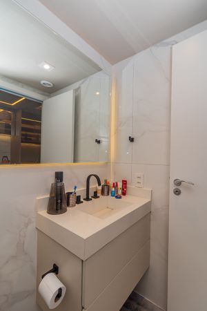 Image 11 - 883670