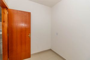 Image 6 - 883676