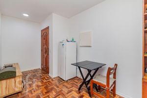 Image 16 - 883682
