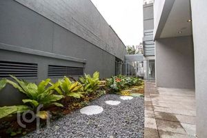 Image 16 - 883685