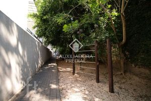Image 23 - 883687