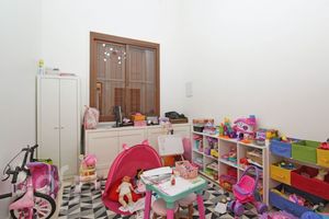 Image 12 - 883724