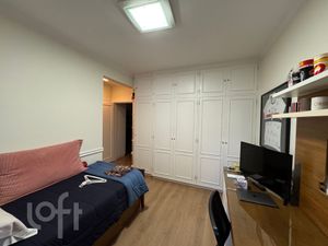 Image 21 - 883812