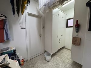 Image 33 - 883812
