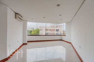 Image 31 - 883940