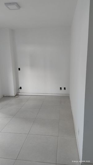 Image 21 - 883979
