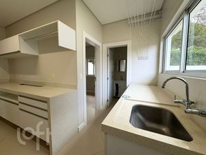 Image 10 - 884016