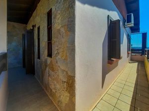 Image 33 - 884043