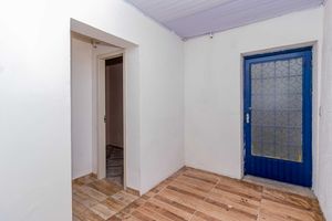 Image 29 - 884045