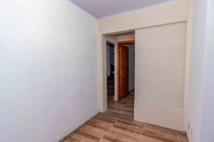Image 32 - 884045