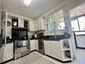 Image 11 - 884049
