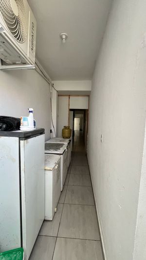 Image 11 - 884050