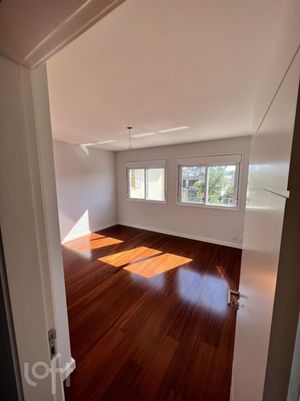 Image 11 - 884066