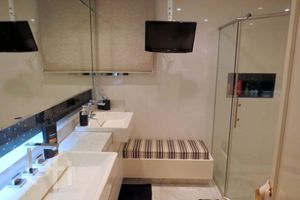 Image 8 - 884071