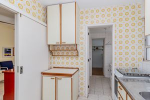 Image 16 - 884124