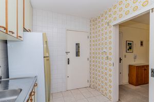 Image 17 - 884124