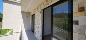 Image 10 - 884125