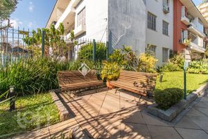 Image 33 - 884136