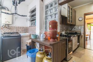 Image 10 - 884136