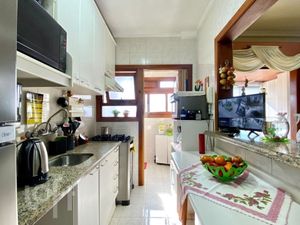 Image 7 - 884155