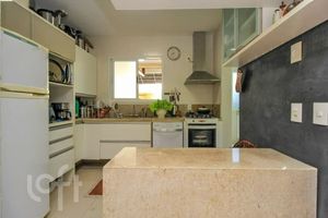 Image 4 - 884185