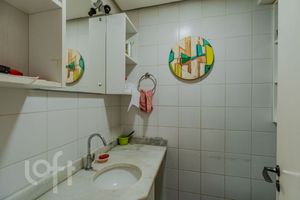Image 33 - 884195